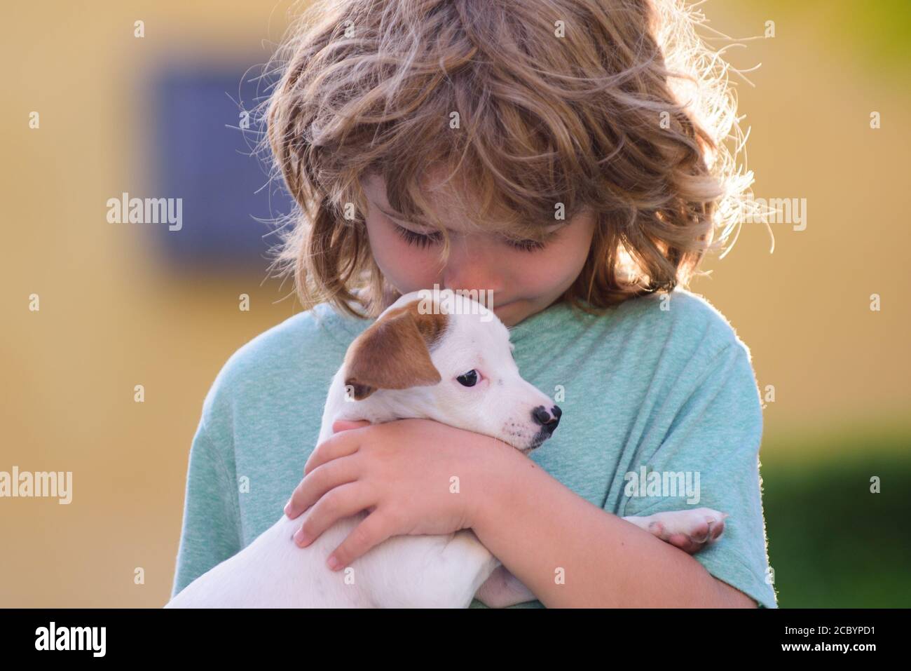 Niedliches Kind Junge fühlt sich erfreut, schließt Augen vor Vergnügen