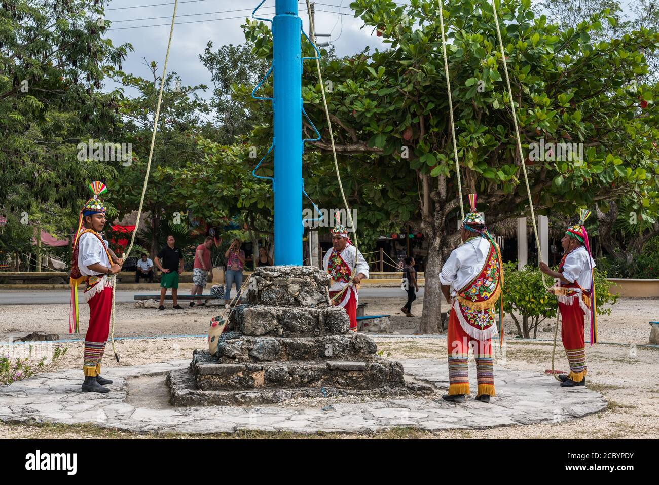 Danza de los Voladores oder Tanz der Flyer ist ein traditionelles prähispanischer Zeremonialritual, das noch heute aufgeführt wird. Es wurde ein intangib genannt Stockfoto