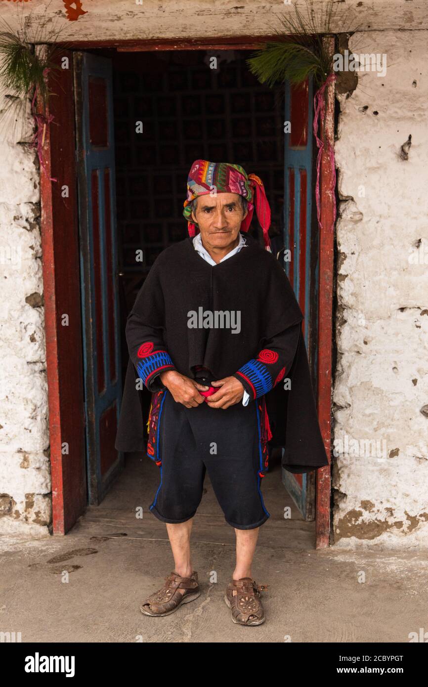 Ein Cofrade oder ein Offikal in einer cofradia oder religiösen Gesellschaft mit seiner traditionellen zeremoniellen Outfit und aufwendigen Panuelo oder Kopftuch in Chichicastenango, Stockfoto