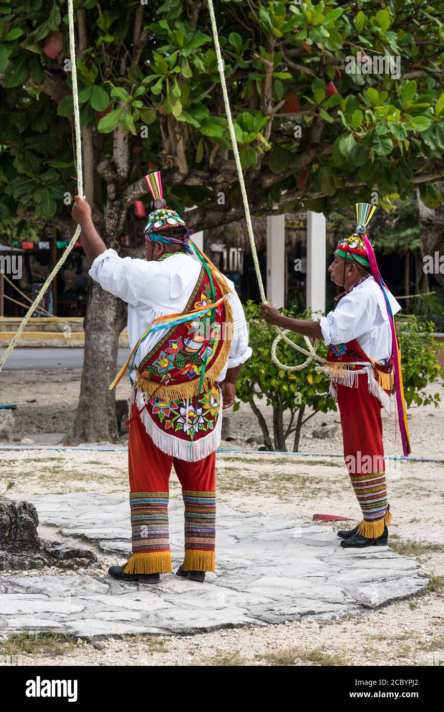 Danza de los Voladores oder Tanz der Flyer ist ein traditionelles prähispanischer Zeremonialritual, das noch heute aufgeführt wird. Es wurde ein intangib genannt Stockfoto