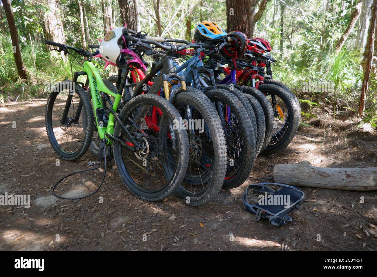 Mountainbikes für Familien, die in Winddin Falls, Wooroonooran National Park, Queensland, Australien, geparkt sind. Keine PR Stockfoto