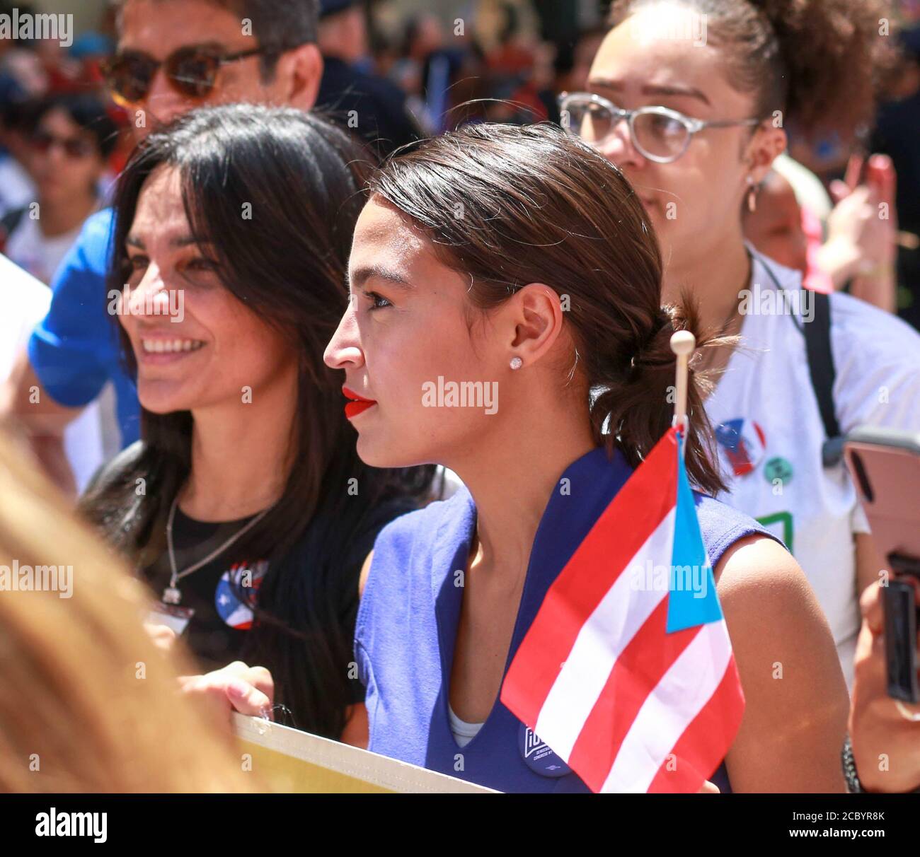 Alexandria Ocasio-Cortez marschieren in New York City Puerto Rican Day Parade . Stockfoto