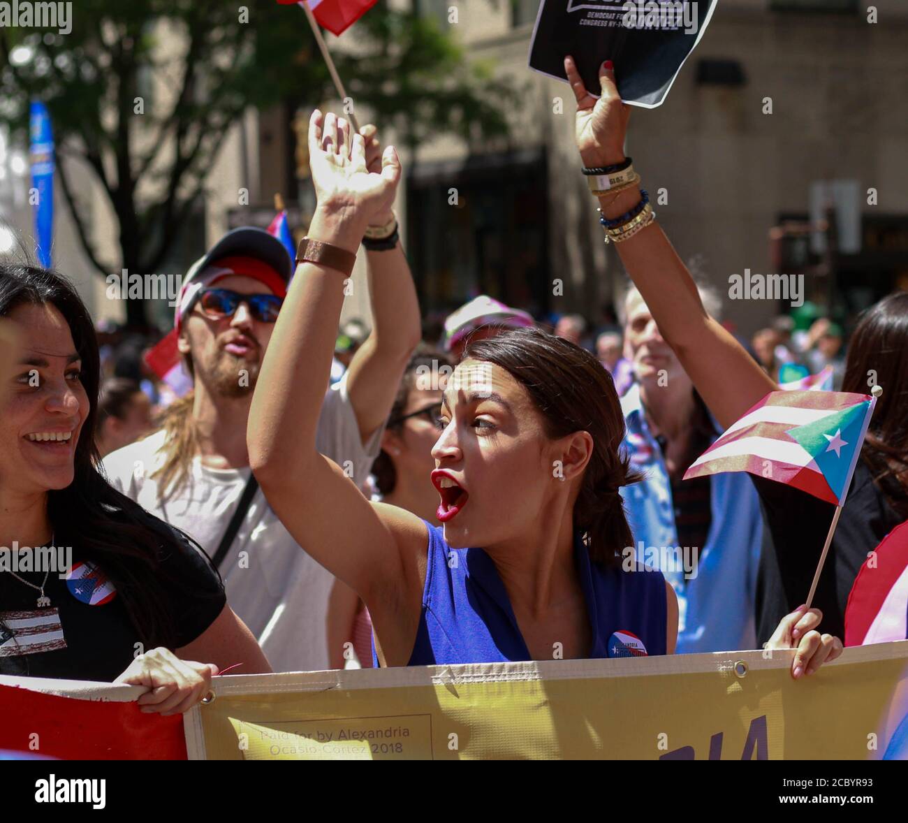Alexandria Ocasio-Cortez marschieren in New York City Puerto Rican Day Parade . Stockfoto