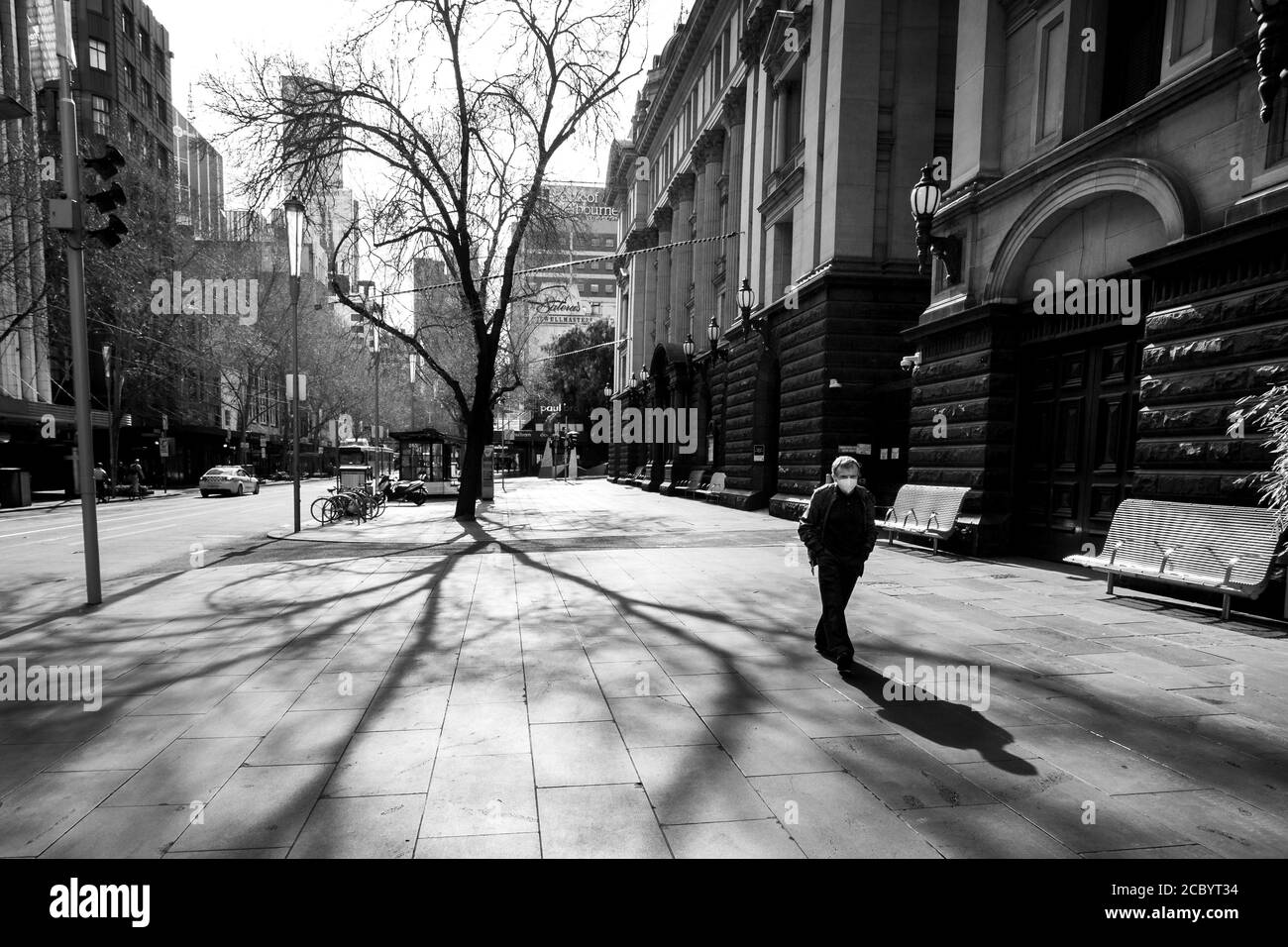 Ein Blick auf die Swanston Street, die nach Norden schaut, während der COVID-19 in Melbourne, Australien, das Leben aus dem CBD entwässert. In Melbourn werden die Einschränkungen der 4. Etappe fortgesetzt Stockfoto