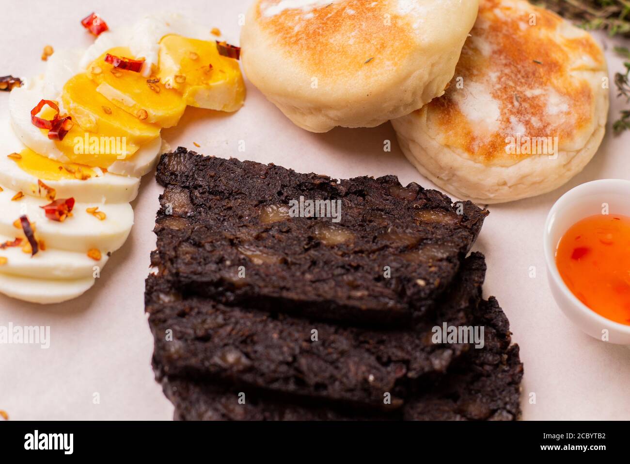 Gebratenes britisches Frühstück mit schwarzem Pudding Stockfoto