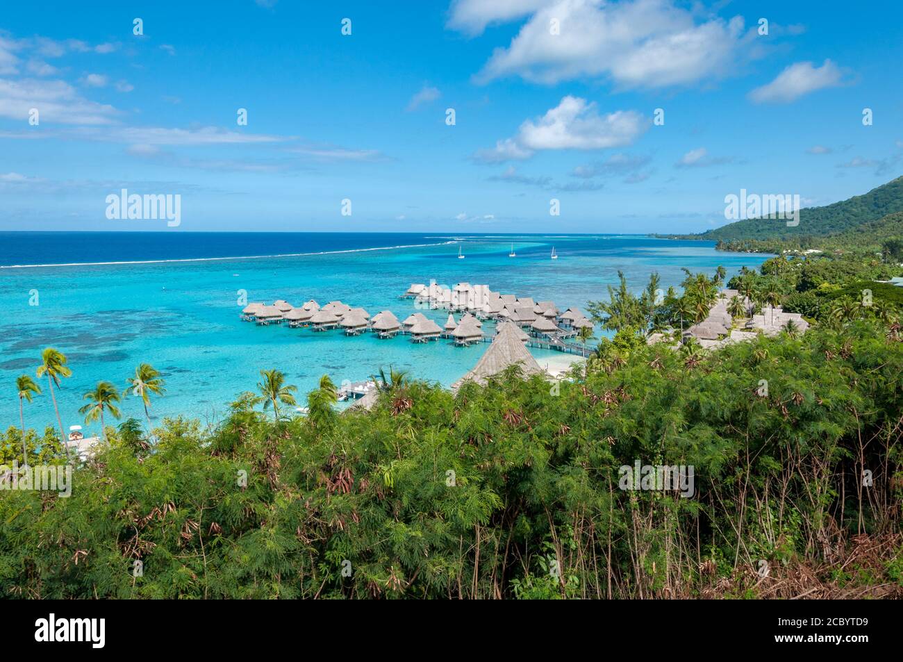 Blick vom Hügel eines Overwater Luxury Bungalow's Resort in Moorea, Französisch-Polynesien. Stockfoto