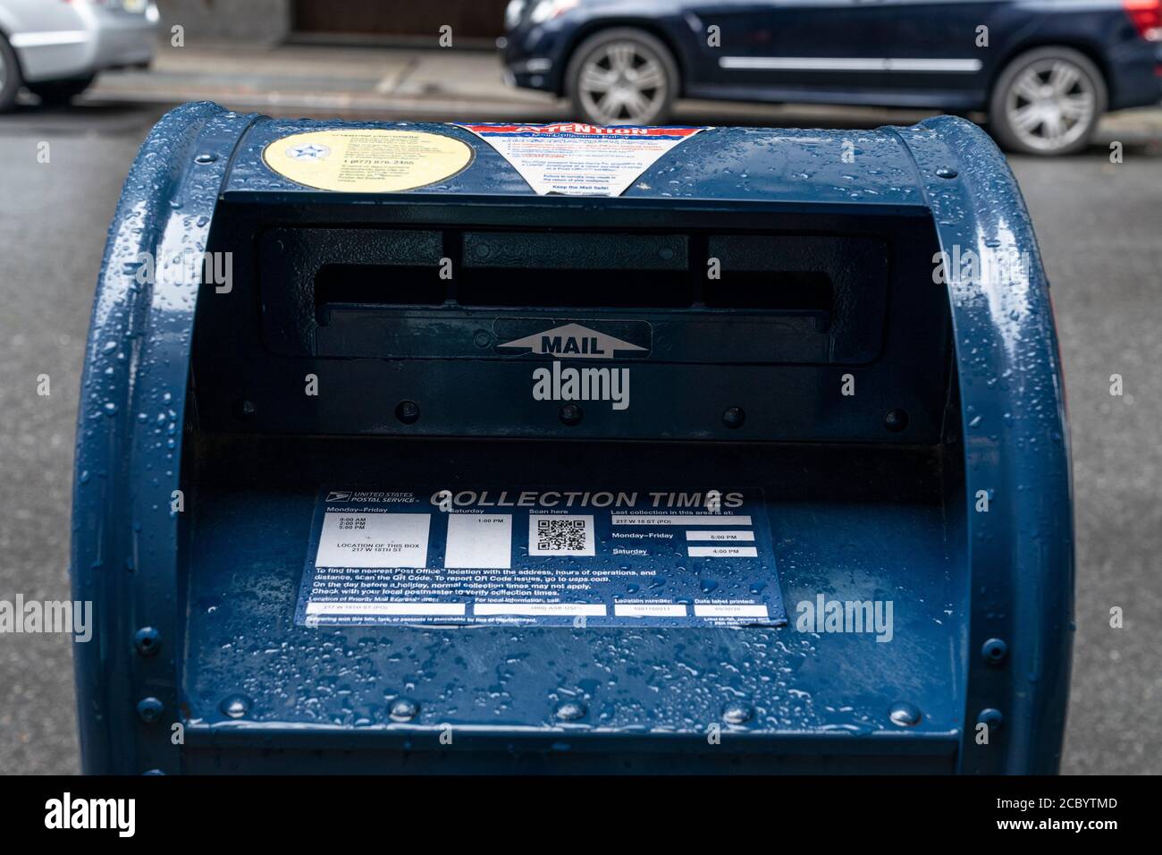 New York, NY - 16. August 2020: USPS Sammelbox auf der Straße in Chelsea Stockfoto
