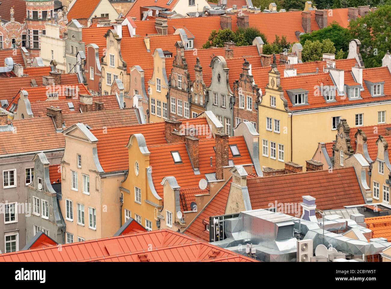 Blick von oben auf die Danziger Altstadt mit rötlichen Dächer der Altstadt in Danzig Stockfoto