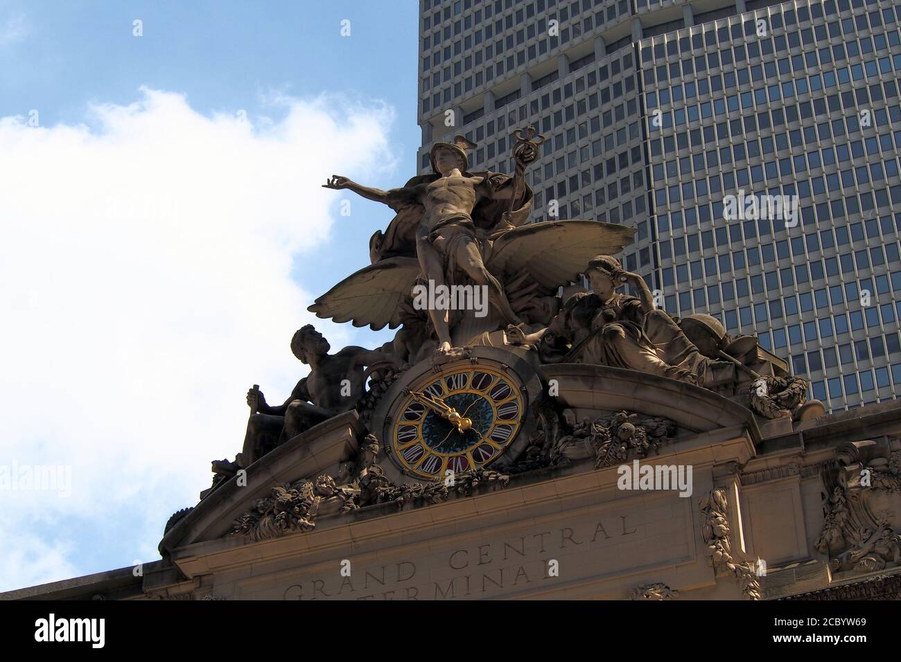 Die Herrlichkeit des Handels, eine Figurengruppe von Jules-Felix Coutan, mit der Uhr, an der südlichen Fassade des Grand Central Terminal Stockfoto