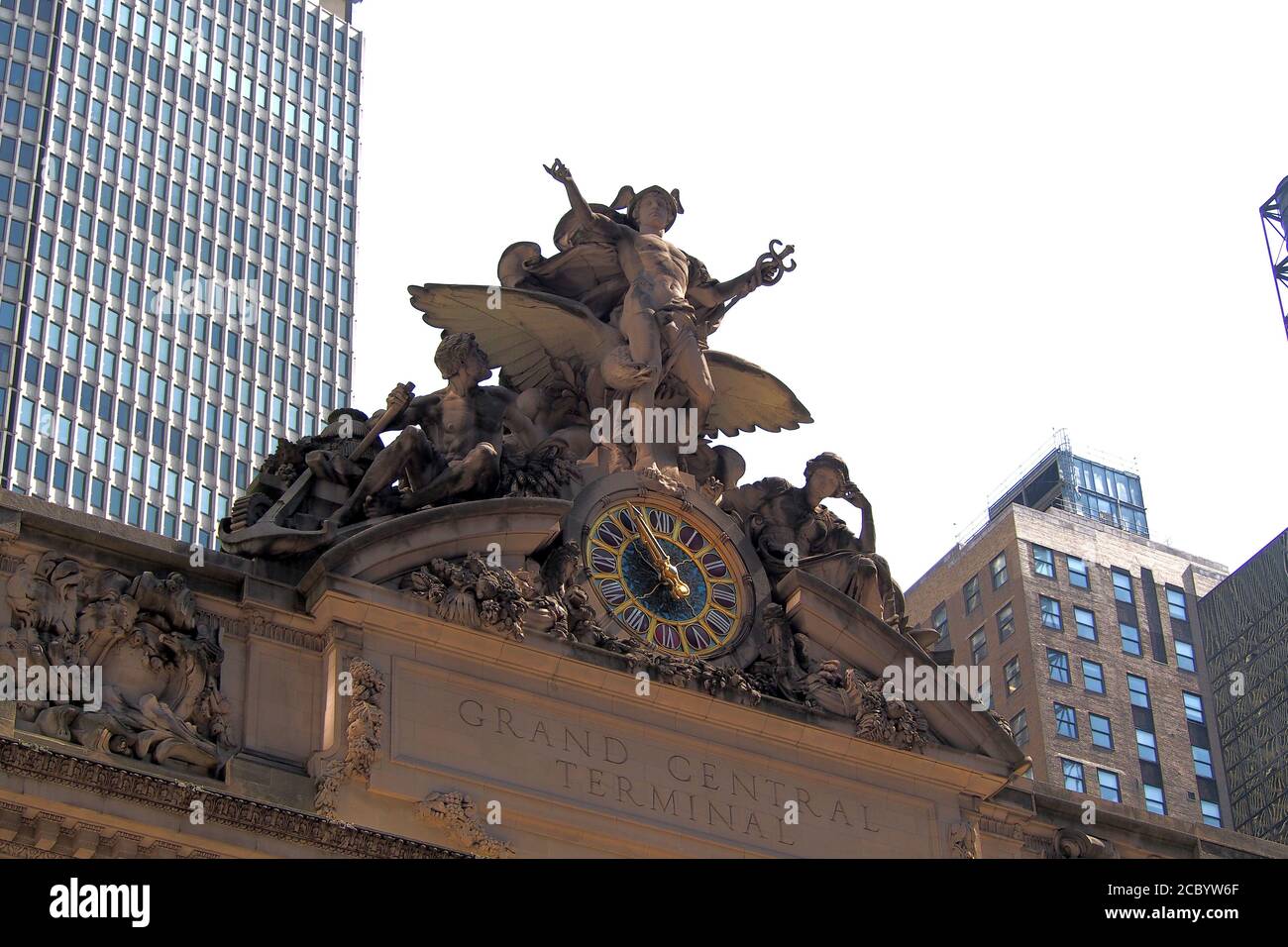 Die Herrlichkeit des Handels, eine Figurengruppe von Jules-Felix Coutan, mit der Uhr, an der südlichen Fassade des Grand Central Terminal Stockfoto