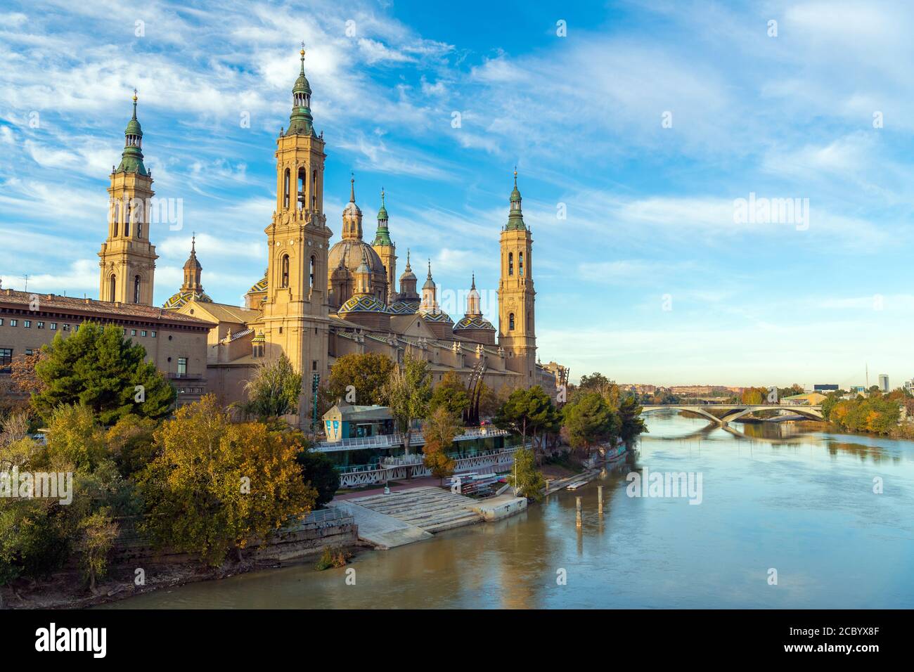 Nuestra Basilica de Senora del Pilar spiegelte sich eines Morgens im Wasser, Zaragoza, Spanien. Stockfoto