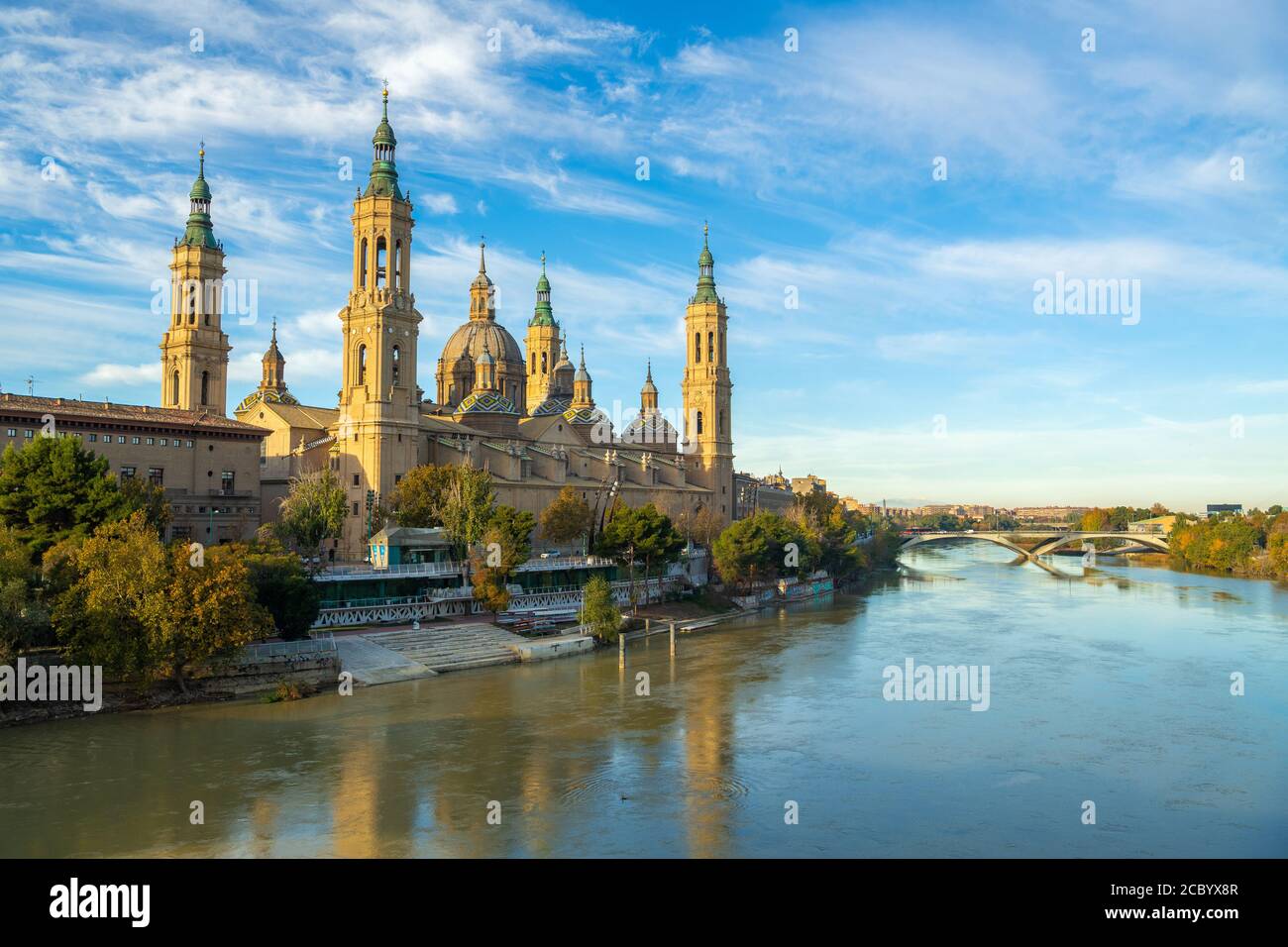 Nuestra Basilica de Senora del Pilar spiegelte sich eines Morgens im Wasser, Zaragoza, Spanien. Stockfoto