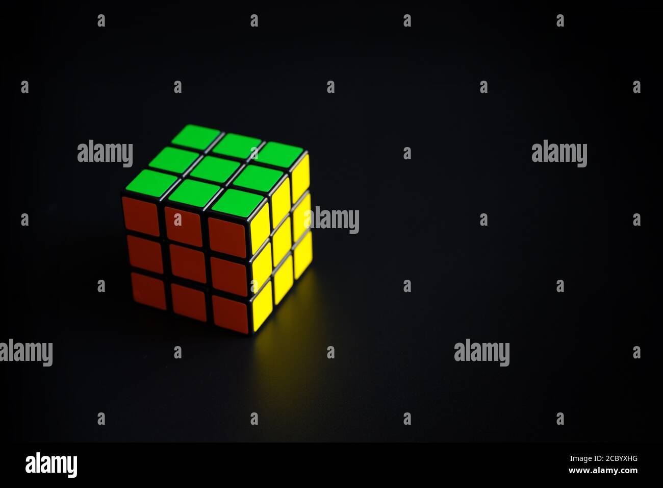 Samutprakarn / Thailand - Okt 12 2019 : Rubik's Cube auf schwarzem Hintergrund. Stockfoto