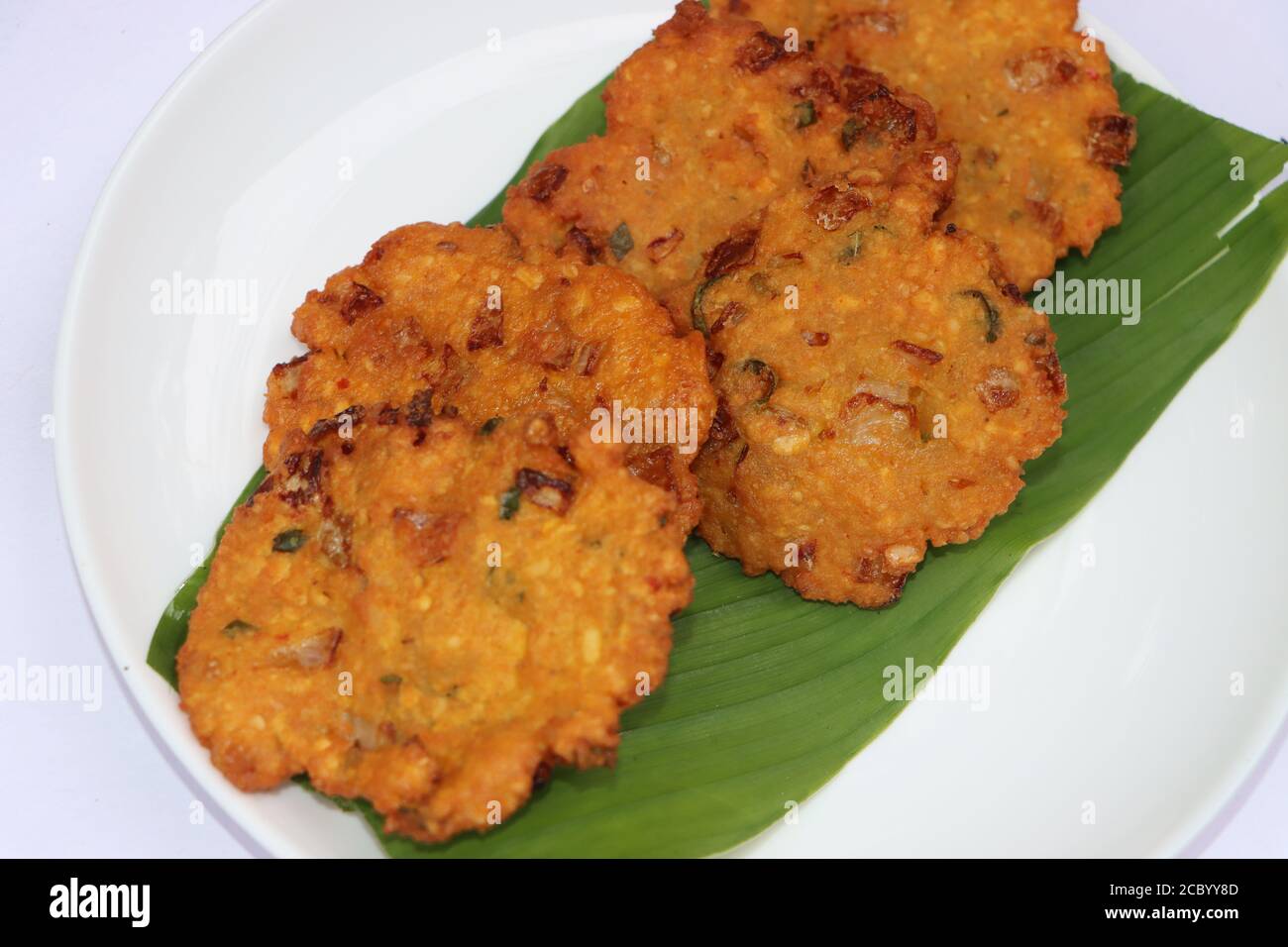 Dal vada oder Dal Pakoda oder Parippu Vada oder Paruppu Vadai, frittierte Snacks herzhaftes Essen aus Südindien in Kokosöl gebraten, Tea Time Snack Stockfoto