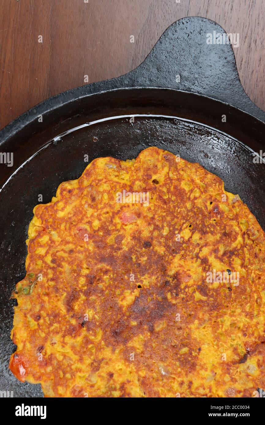 Tomate Omelette, ist ein Frühstück Pfannkuchen vor allem in Maharashtra zubereitet.die Hauptzutat sind gram Mehl und Tomaten, grüne Chili, Korianderblätter Stockfoto