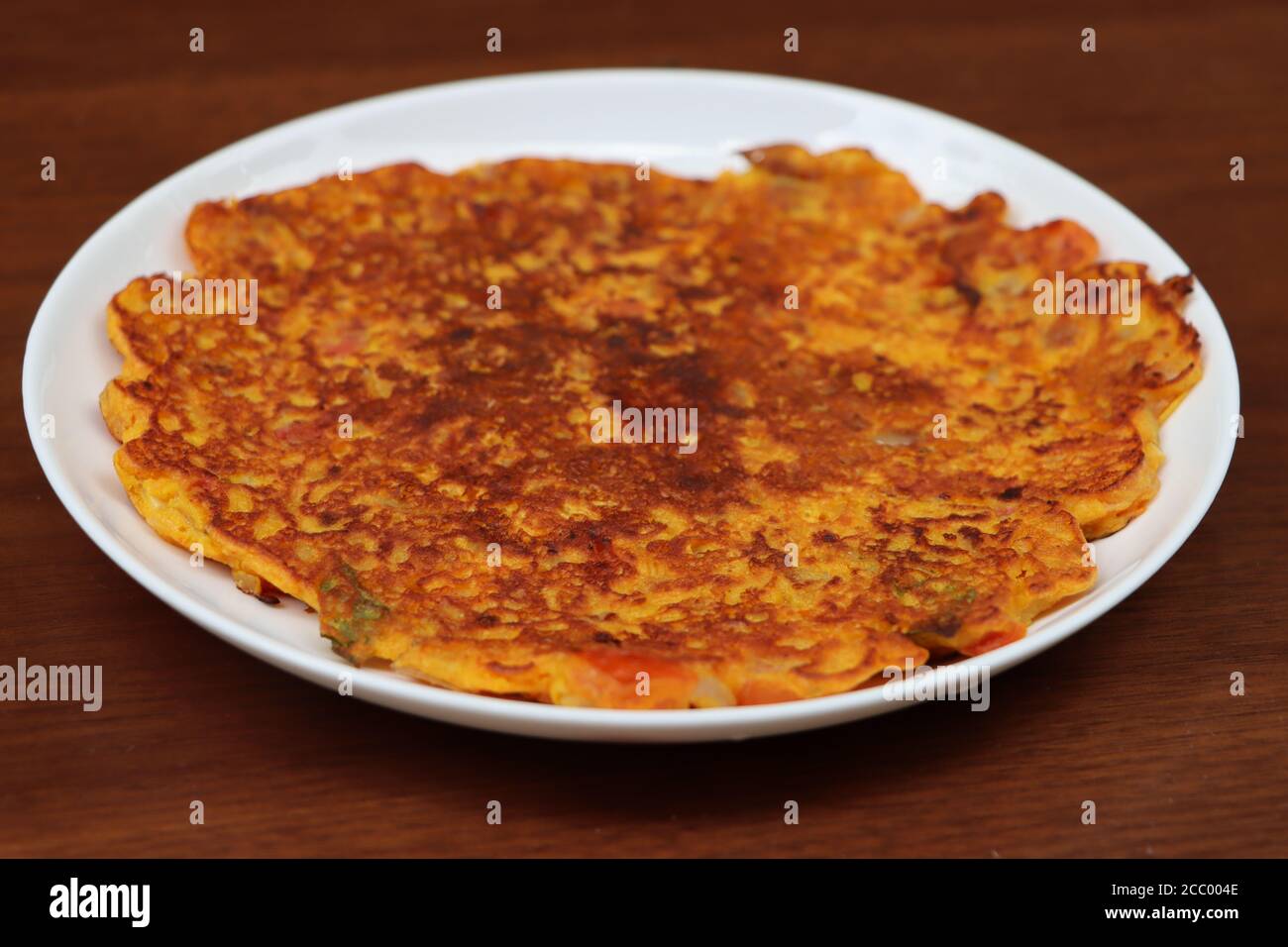 Tomate Omelette, ist ein Frühstück Pfannkuchen vor allem in Maharashtra zubereitet.die Hauptzutat sind gram Mehl und Tomaten, grüne Chili, Korianderblätter Stockfoto