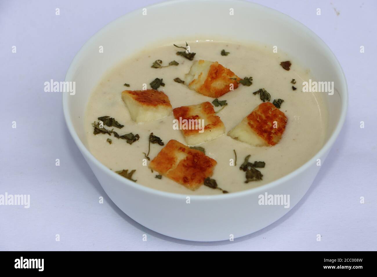 Nawabi Paneer Curry oder Malai Paneer Korma, indisches Curry mit Quark und weißer Sauce aus Zwiebeln, Cashewnuss und Gewürzen Stockfoto