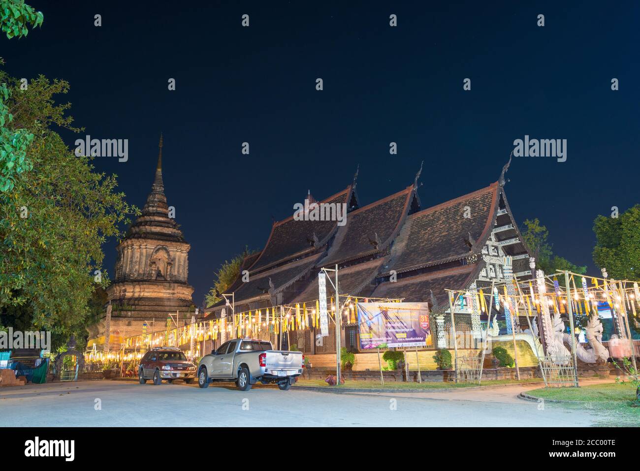 Nachtansicht im Wat Lok Moli in Chiang Mai, Thailand. Es ist nicht bekannt, wann der Tempel gebaut wurde, aber es wird zum ersten Mal in einer Charta in AD 1367 erwähnt. Stockfoto