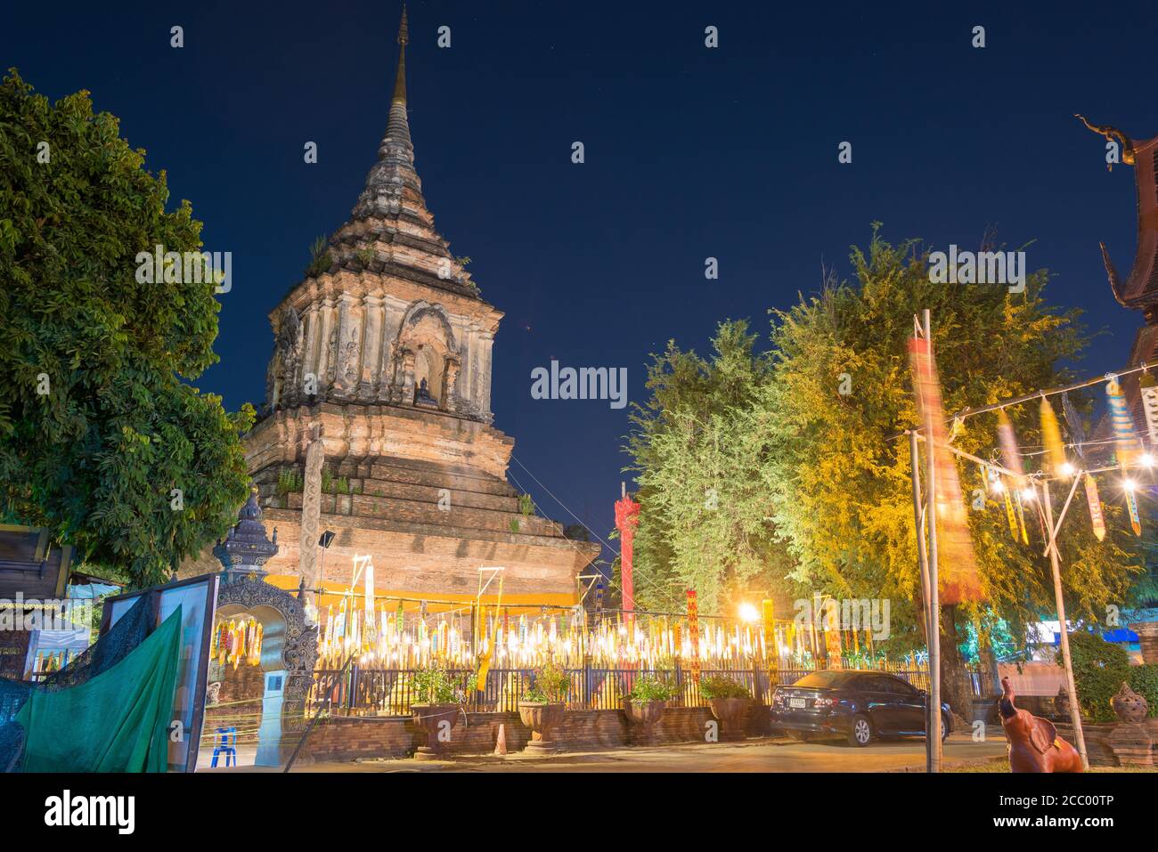 Nachtansicht im Wat Lok Moli in Chiang Mai, Thailand. Es ist nicht bekannt, wann der Tempel gebaut wurde, aber es wird zum ersten Mal in einer Charta in AD 1367 erwähnt. Stockfoto