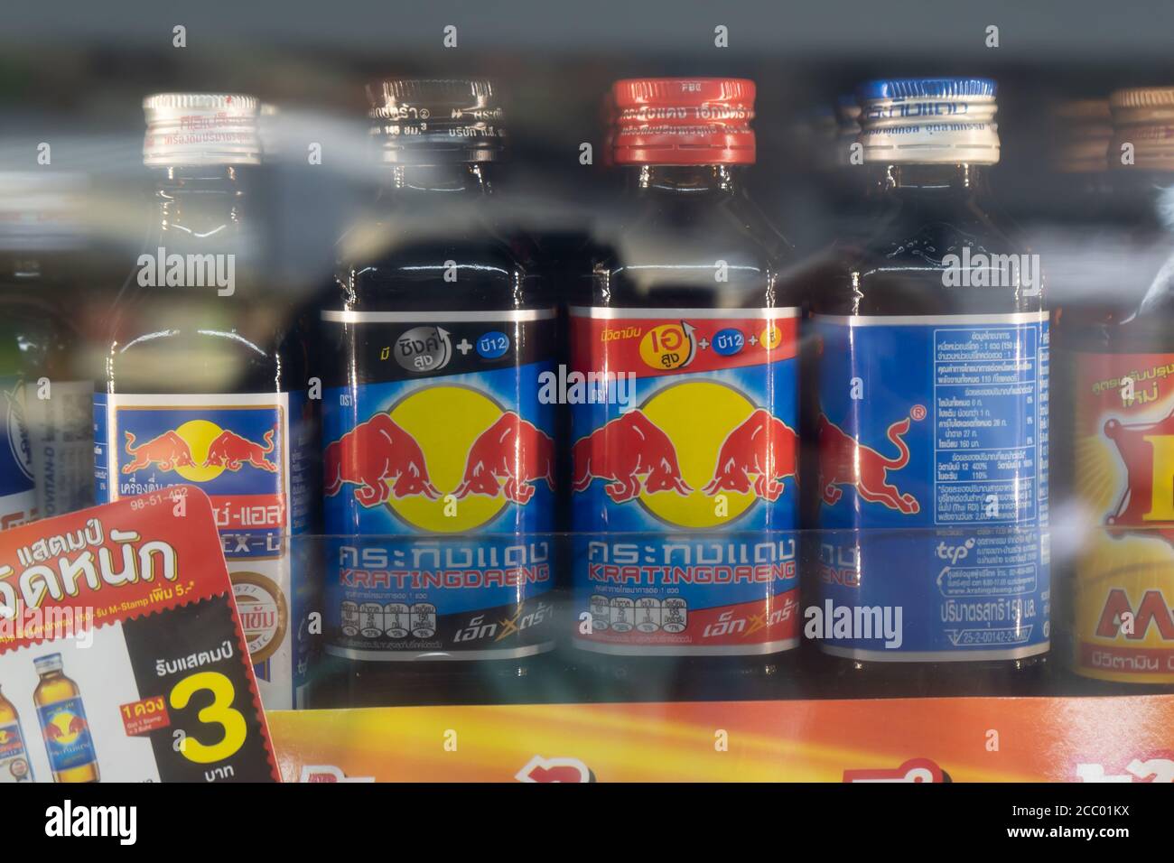 Bangkok, Thailand - 1. August 2020 : Thai-Version von Red Bull Energy Drinks im Kühlschrank des 7-Eleven. Stockfoto