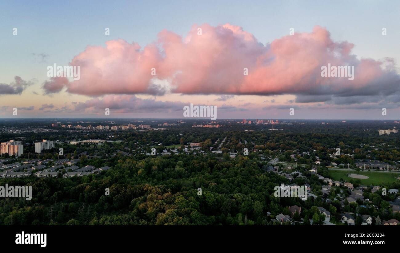 Big Cloud über London Ontario Canada Aerial Sommer 2020 gebildet. Luke Durda Alamy Stockfoto
