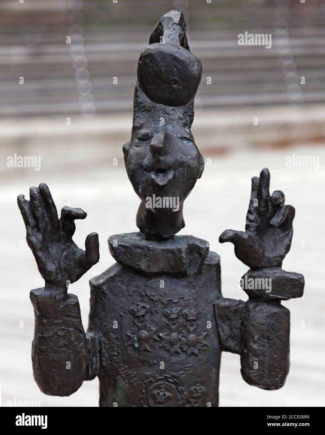 Ornskoldsvik, Norrland Schweden - 19. Juni 2020: Humorvolle Statue, die ihre Zunge ausstreckt Stockfoto