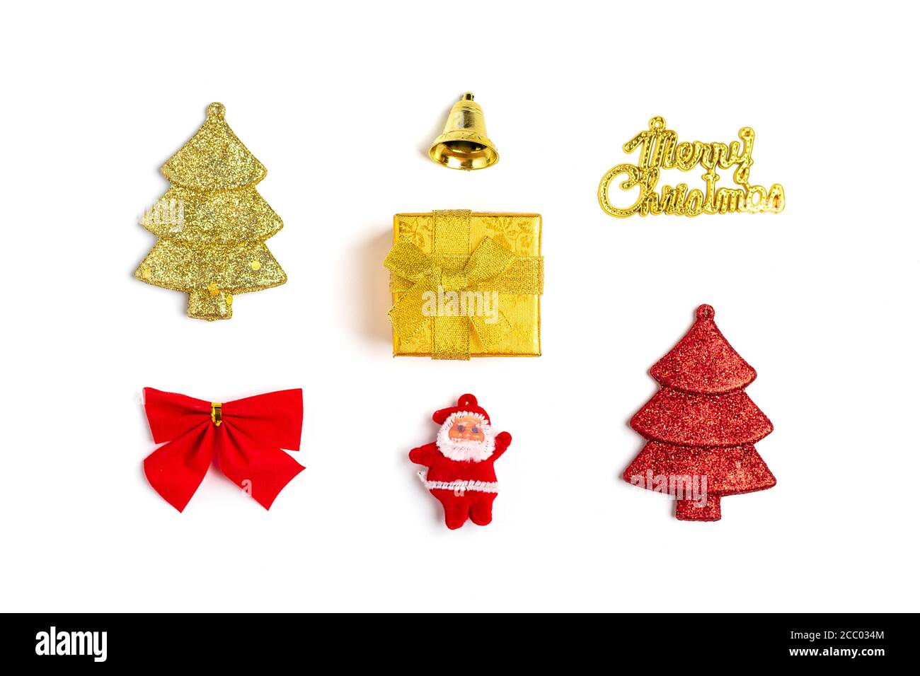 Komposition von roten und goldenen Geschenkboxen, Glocke, Bogen, Kugel, Dekorationen, Weihnachtsmann isoliert auf weißem Hintergrund Frohes neues Jahr 2020, Frohe Weihnachten Stockfoto