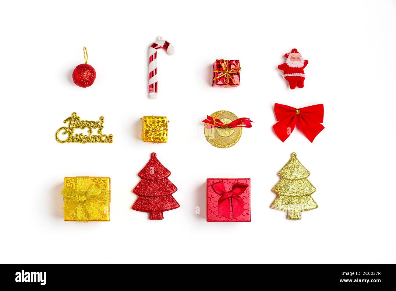 Komposition aus Lollipop, roten und goldenen Geschenkschachteln, Baum, Glocke, Bogen, Kugel, Dekorationen, Weihnachtsmann isoliert auf weißem Hintergrund Frohes neues Jahr 2021 Stockfoto