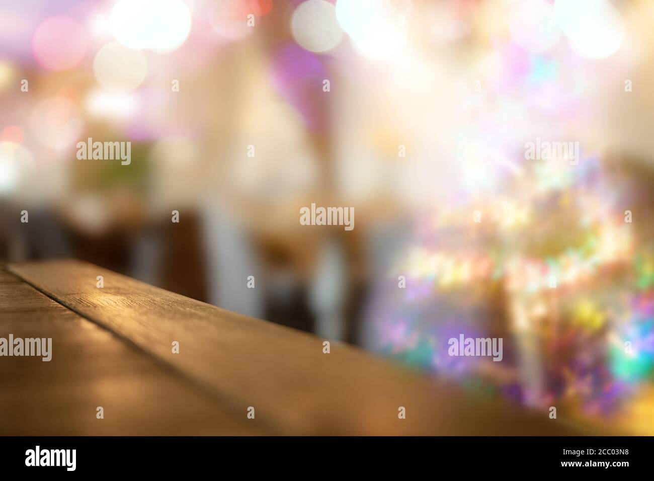 Weihnachten verwischen Hintergrund mit Bokeh, Tische, Weihnachtsbaum im Wohnzimmer und Holz-Tischplatte im Vordergrund. Stockfoto