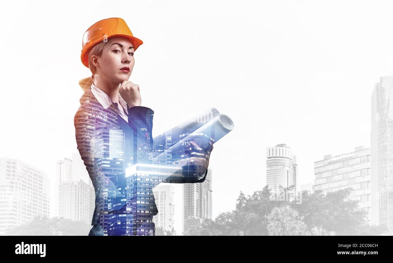 Frau Architekt mit technische Blueprints Stockfoto