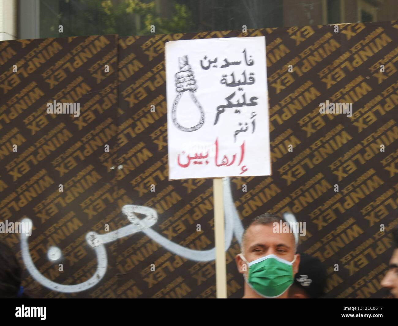 Beirut, Libanon - 8. August 2020: Märtyrerplatz während der libanesischen Revolution nach der Explosion, gegen die aktuelle Regierung und gegen corrupti Stockfoto