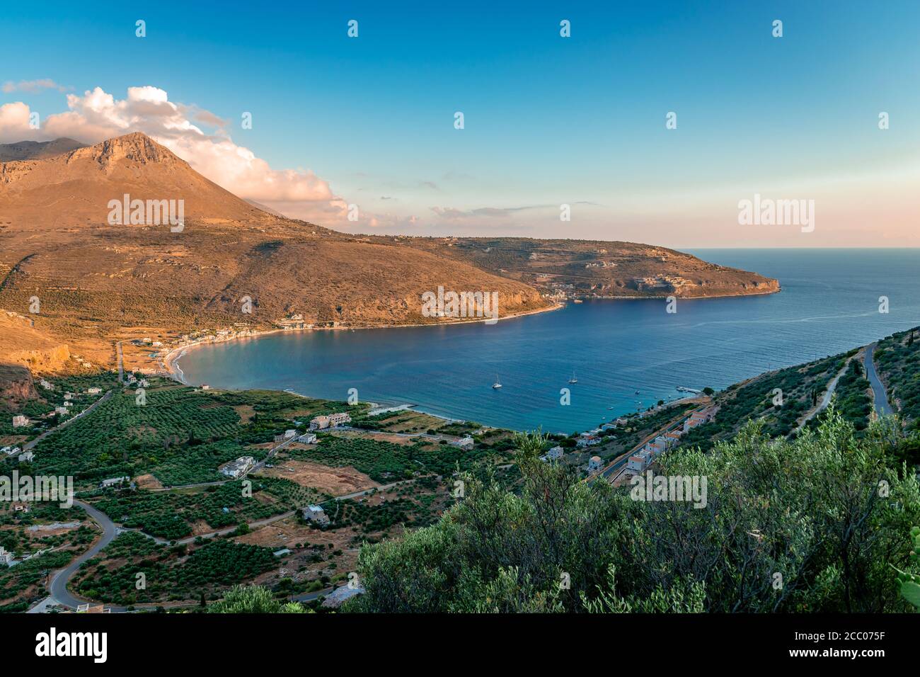 Maniot Landschaft: Golf von Oitilo und Limeni Bucht, Limeni Dorf, Neo Oitilo Dorf und Karavostasi. Peloponnes, Griechenland. Stockfoto