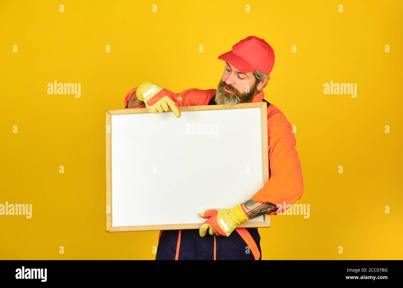 Professionelle Fähigkeiten. Architekt und Engineering Zeichnung. Auftragnehmer, die Präsentation. Präsentation auf Flipchart Plan für die Konstruktion. Builder Men Punkte auf Flipchart. Projekt Ingenieur, Platz kopieren. Stockfoto