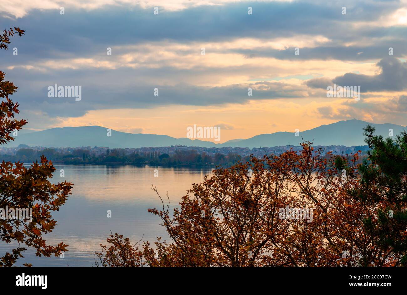 Blick auf den Pamvotis See und die Küste von Ioannina, in Epirus, Griechenland. Stockfoto