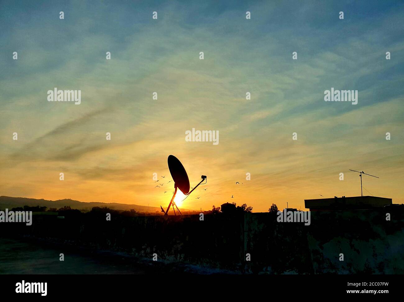 Pasteurisierung des Abendhimmels Sonne und Gericht, suchen Sie immer nach einem Ort, der von landschaftlicher Schönheit sowie Nacht umgeben ist. Das beste Nachtleben b Stockfoto