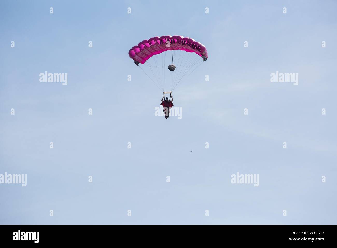 Stadt Riga, Lettische republik. Avio Show zu Ehren des Stadtfestes. Fallschirmspringer landen mit Fallschirmen auf dem Ziel. 15.08.2020 Stockfoto