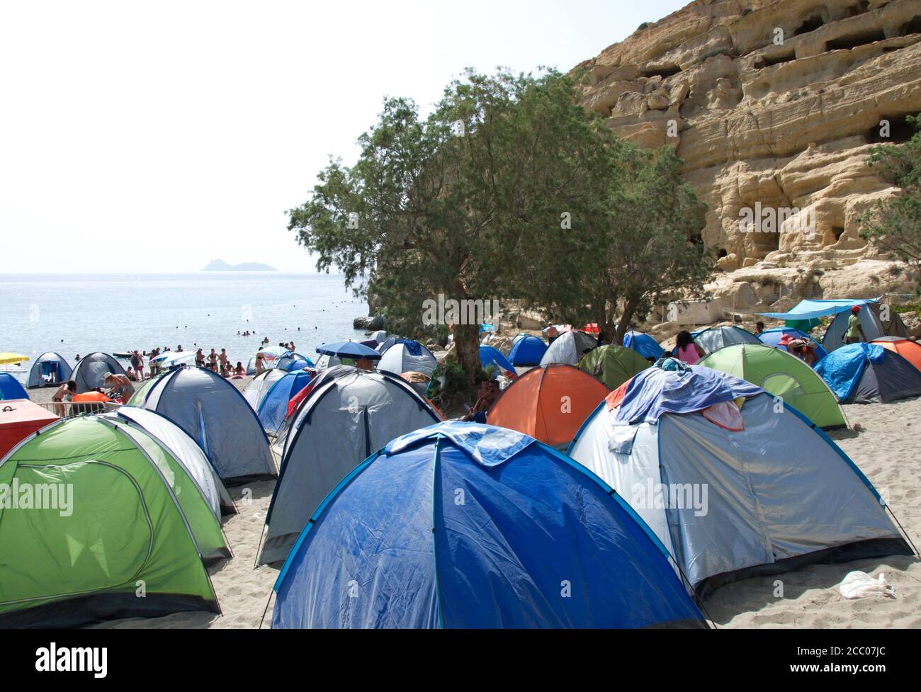 Hippie Zelte beim traditionellen Hippie Festival am außergewöhnlichen Strand von Matala auf Kreta, Griechenland Stockfoto