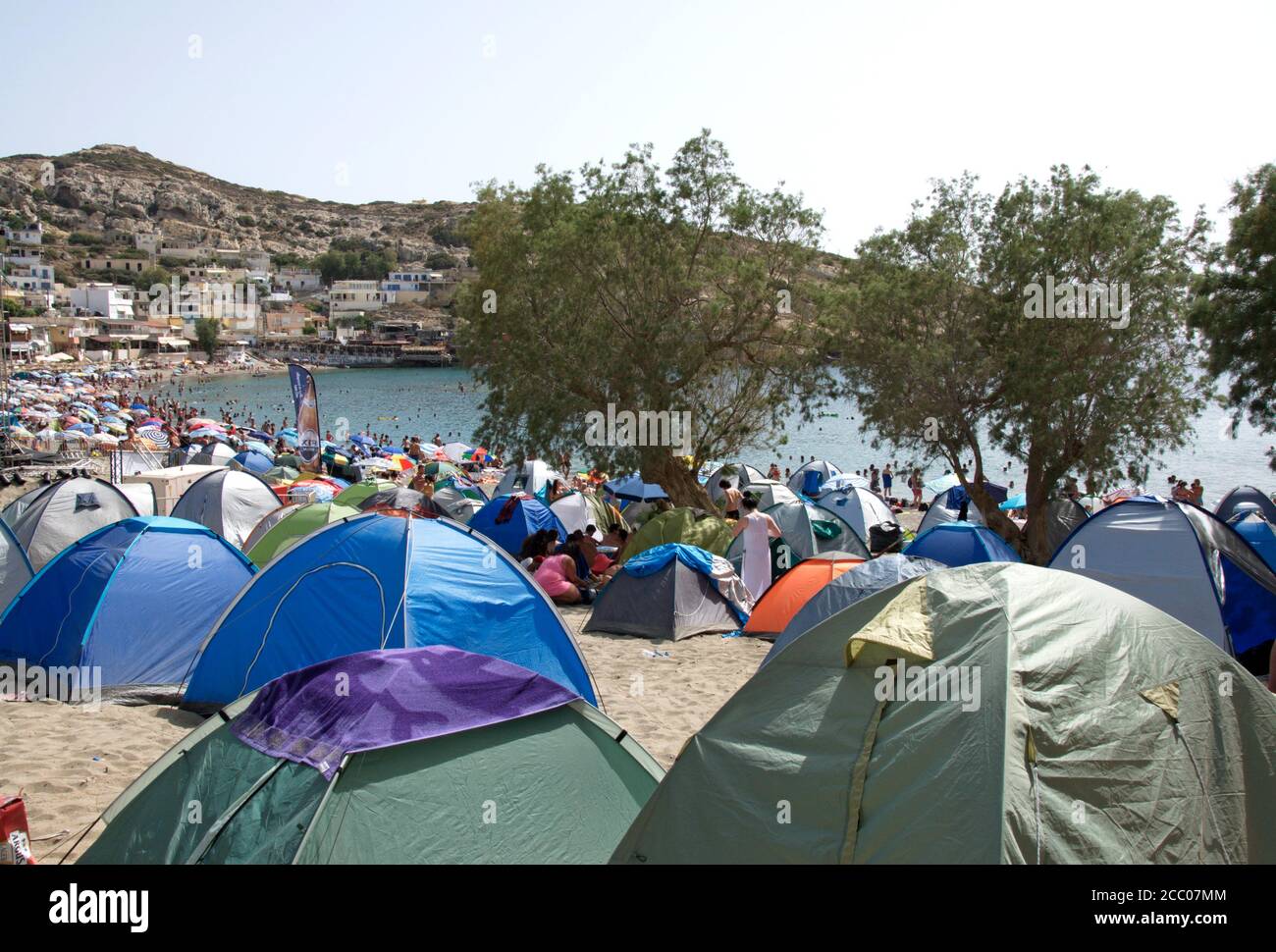 Hippie Zelte beim traditionellen Hippie Festival am außergewöhnlichen Strand von Matala auf Kreta, Griechenland Stockfoto