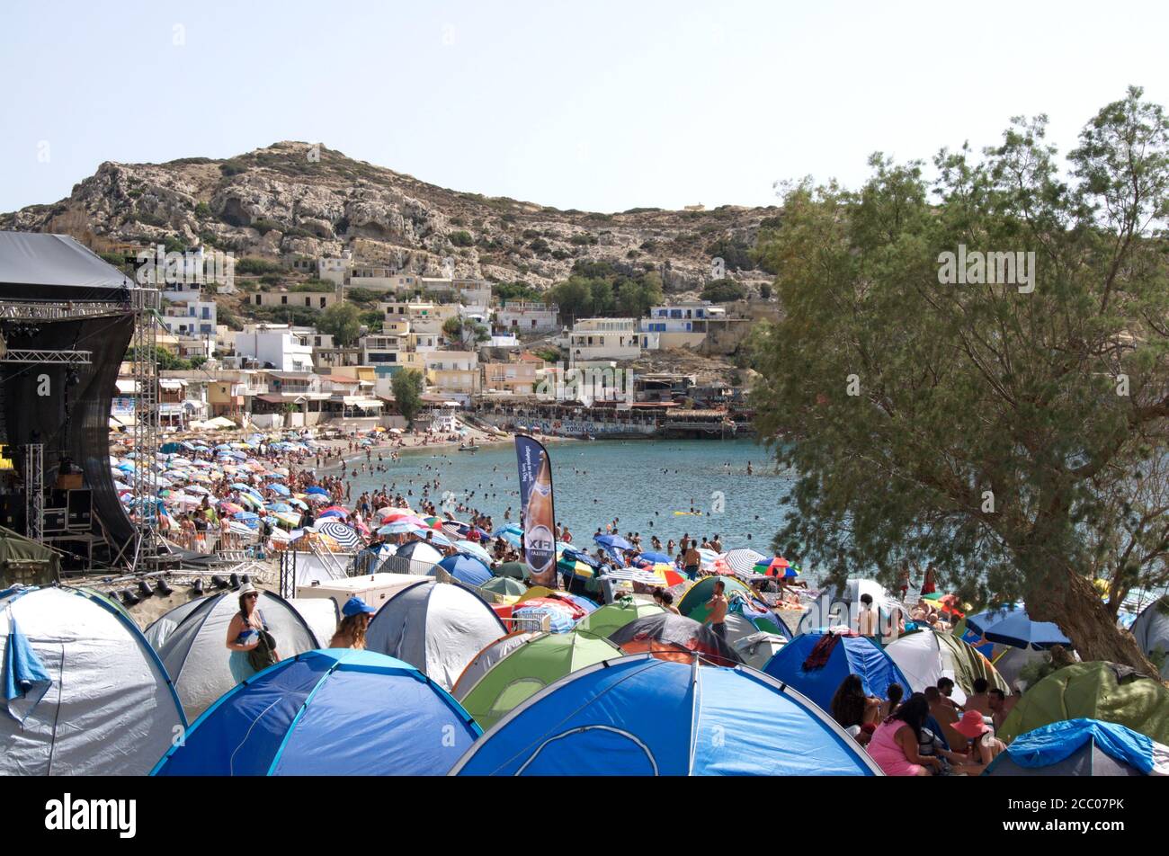 Traditionelles Hippie-Festival am außergewöhnlichen Strand von Matala auf Kreta, Griechenland Stockfoto
