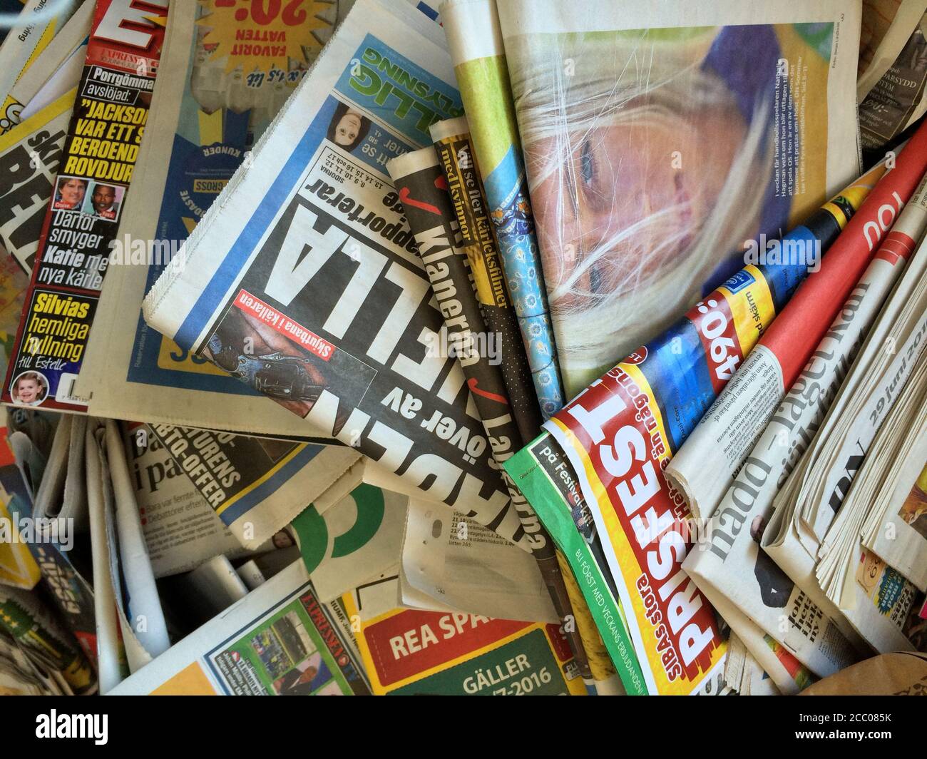 Eine Menge von zufällig angesammelten schwedischen Zeitschriften Zeitungen und Zeitschriften in der Nähe Ansicht, Papiere Müll Recycling-Konzept Hintergrund. Stockfoto
