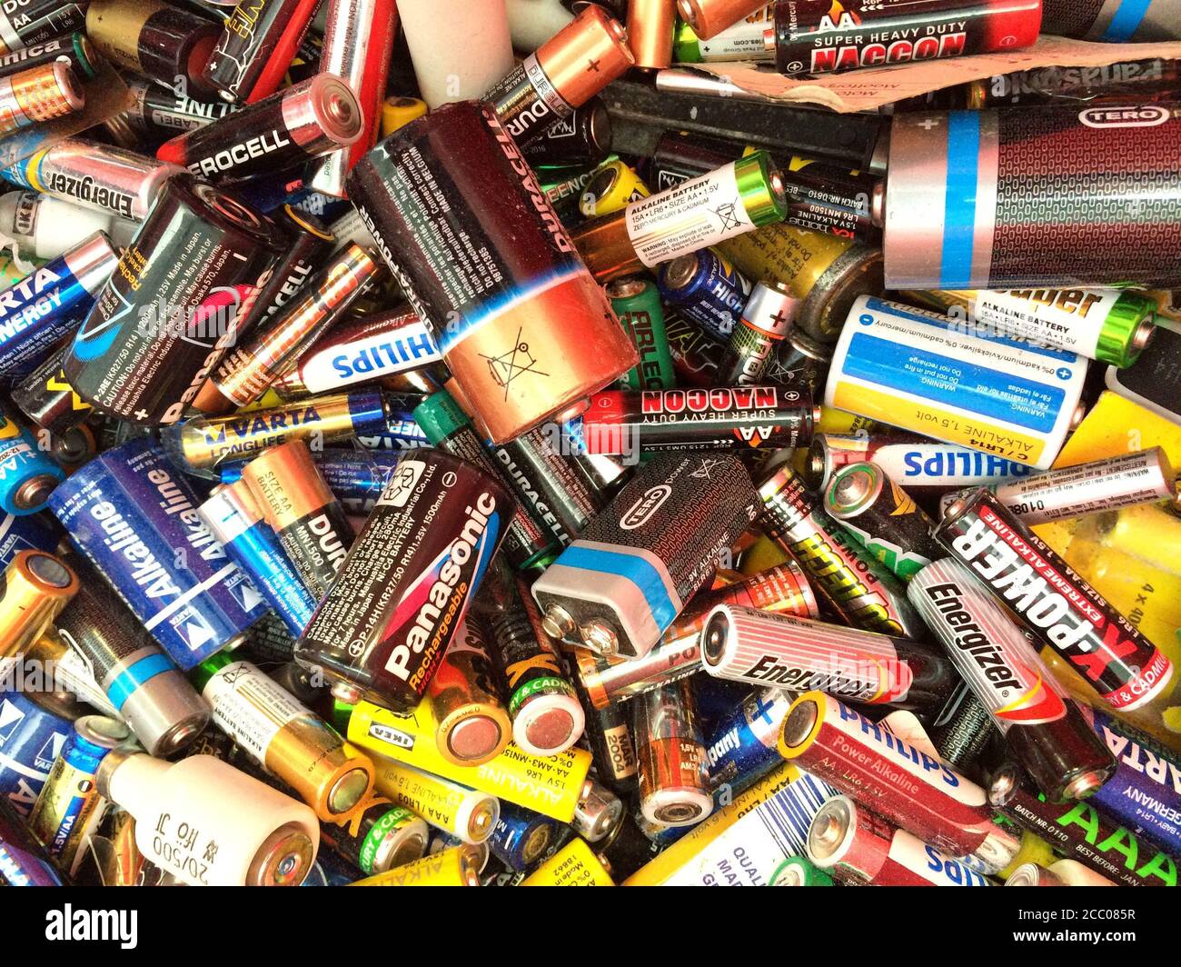 Viele gebrauchte kleine Alkali-Batterien Hintergrund, D, C, AA, AAA, AAAA, A23, PP3 und mehr Batterien. Stockfoto
