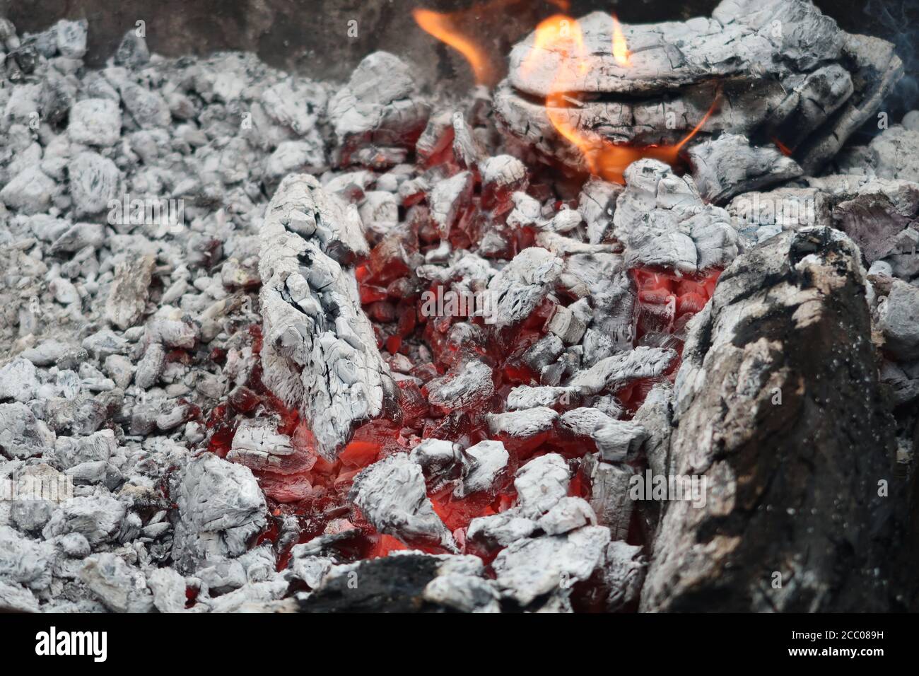 Nahaufnahme der brennenden Holzkohle mit brennendem Feuer Stockfoto