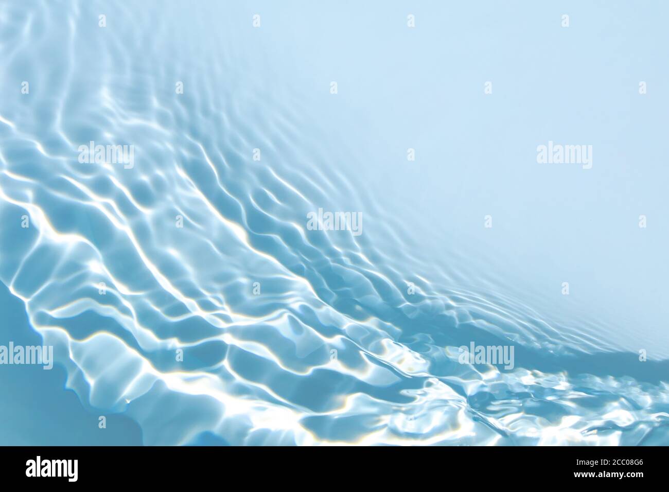 Transparent blau gefärbt klar ruhigen Wasser Oberflächenstruktur Stockfoto