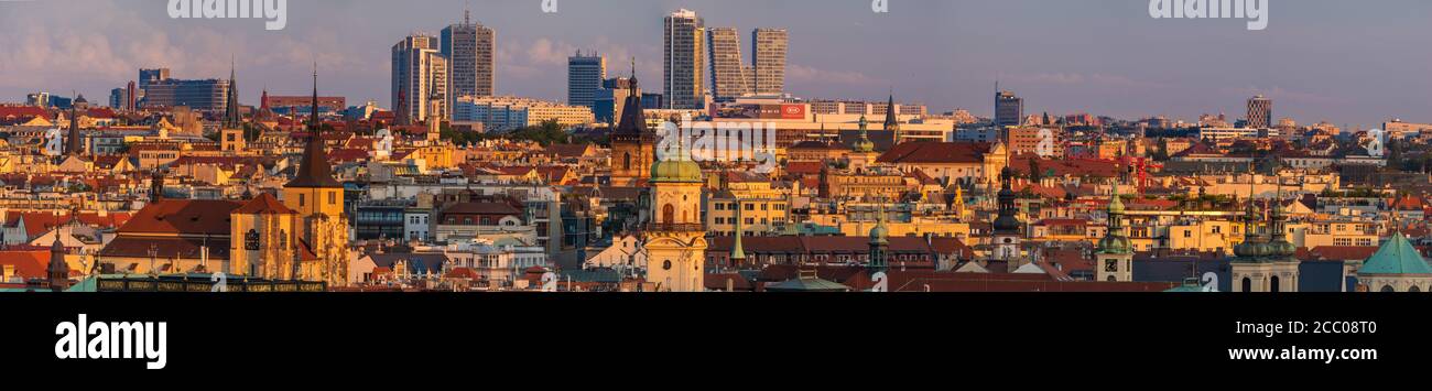 Panorama der Prager Architektur vor dem Hintergrund der schönen Sturmwolken Stockfoto