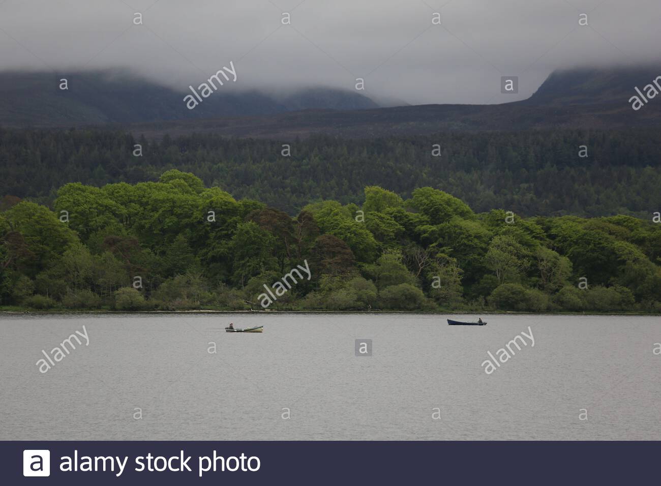 Zwei kleine Boote auf einem See in Irland als Männer Gehen Sie angeln an einem nebligen Tag in der Grafschaft Kerry Stockfoto