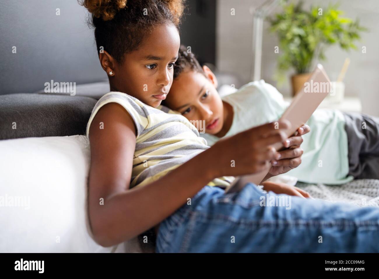 Glückliche Kinder havig Spaß und Einsatz von Technologie Geräte Stockfoto