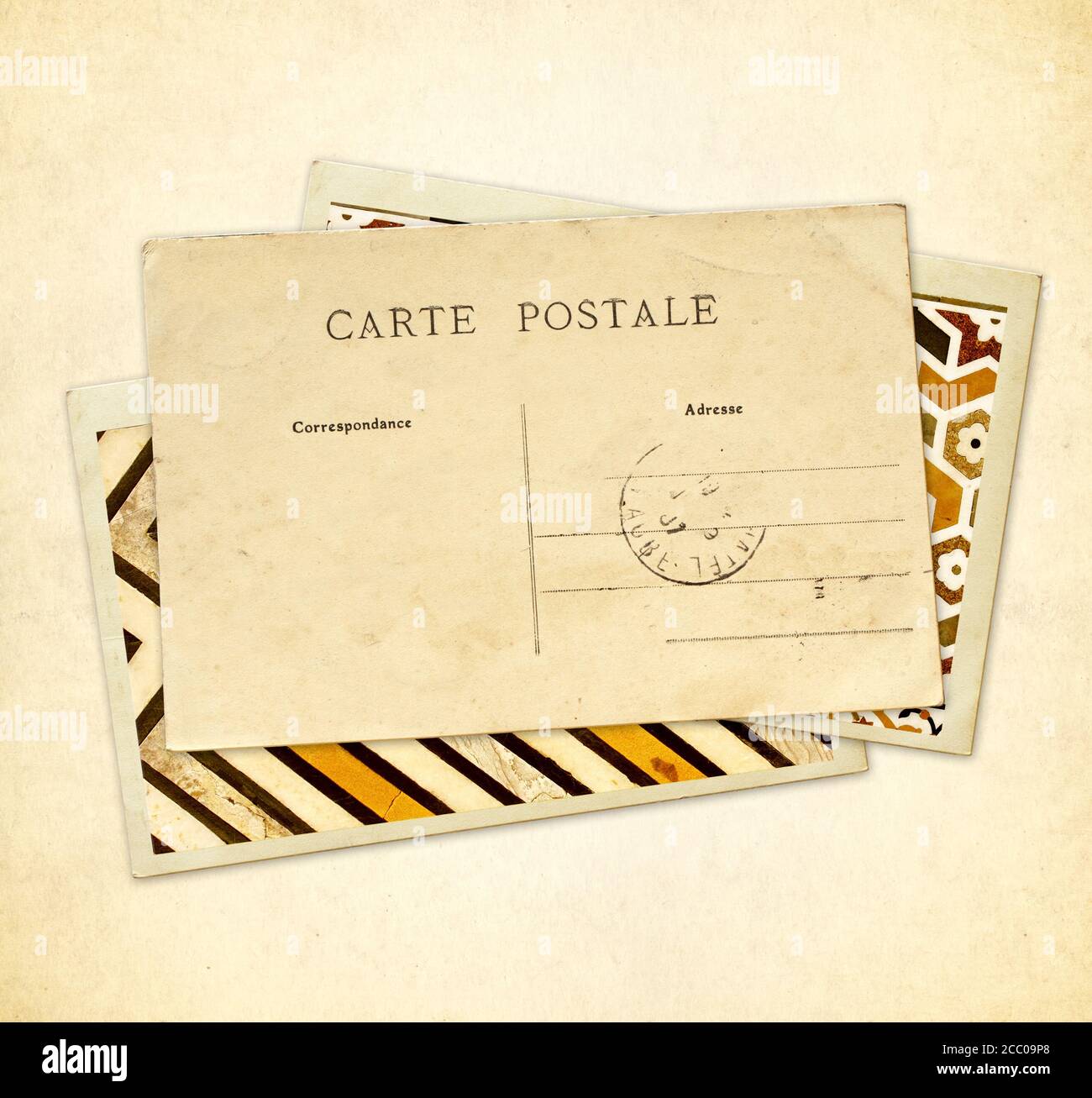 Vintage Hintergrund mit Postkarten. Drei Retro-Postkarten mit dekprativem Ornament. Inschrift auf der Karte - carte postale - Postkarte in französisch. Kopieren Stockfoto