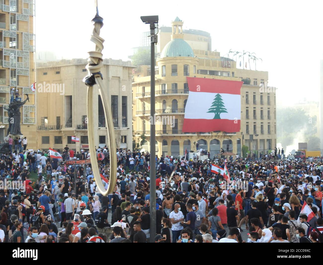 Beirut, Libanon - 8. August 2020: Märtyrerplatz während der libanesischen Revolution nach der Explosion, gegen die aktuelle Regierung und gegen corrupti Stockfoto