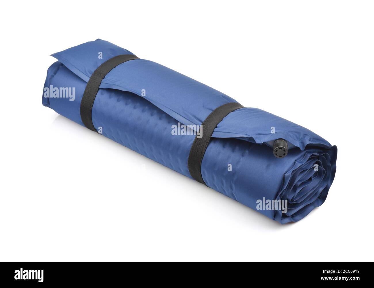 Rolled blau selbstaufblasende Camping-Matratze isoliert auf weiß Stockfoto