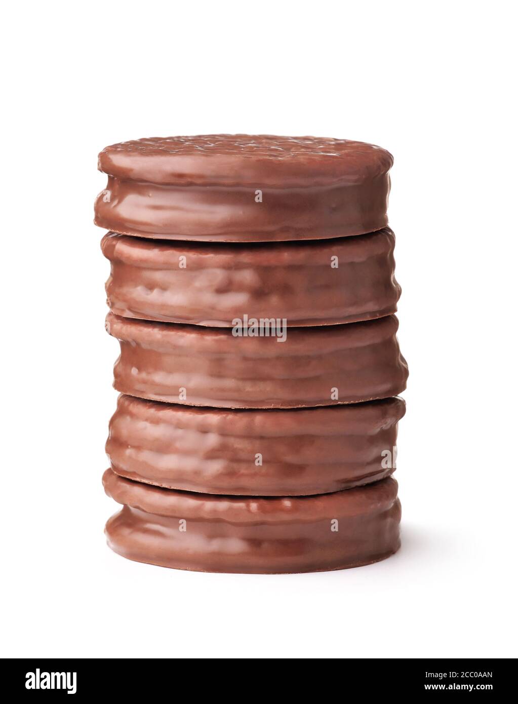 Stapel von Schokolade bedeckt runden Sandwich-Cookies auf weiß isoliert Stockfoto